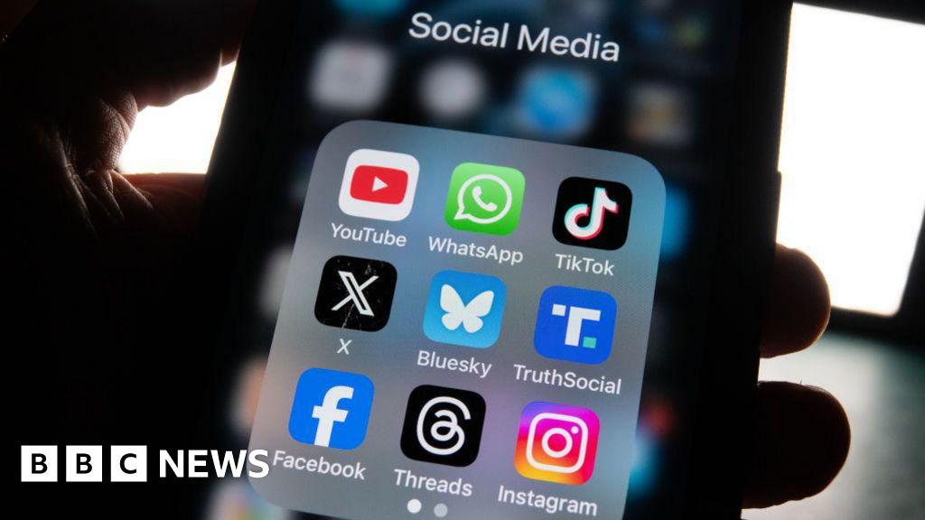 Whatsapp and Instagram restored after Meta outages